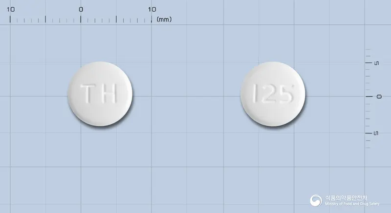 무조날정125밀리그램(테르비나핀염산염) 앞뒤 사진 (흰색 원형, 각인 TH / 125)