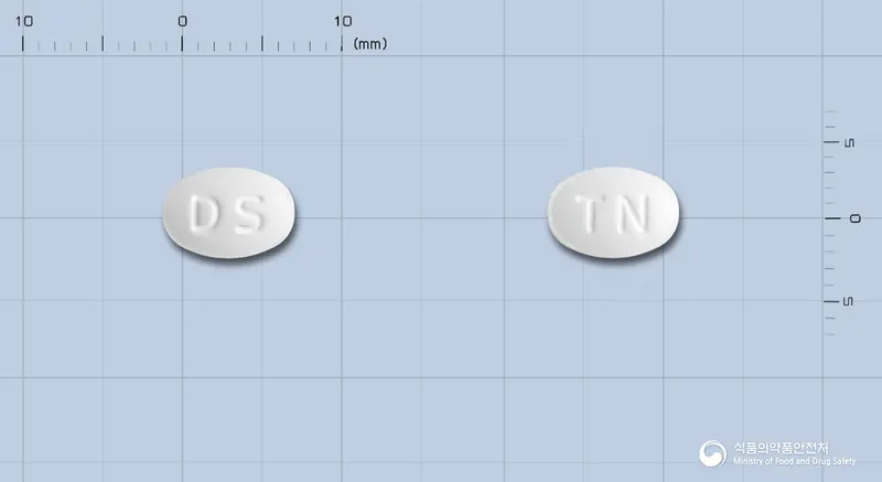 티아네틴정(티아넵틴나트륨) 앞뒤 사진 (흰색 타원형, 각인 DS / TN)