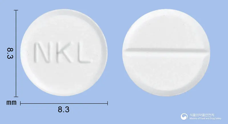 넥소나정4밀리그램(이르소글라딘말레산염) 앞뒤 사진 (흰색 원형, 각인 NKL)