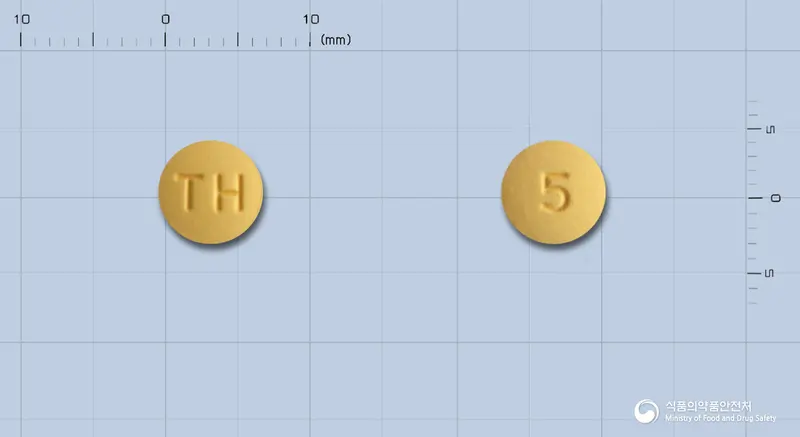 로수바스타퀄정5밀리그램(로수바스타틴칼슘) 앞뒤 사진 (주황색 원형, 각인 TH / 5)