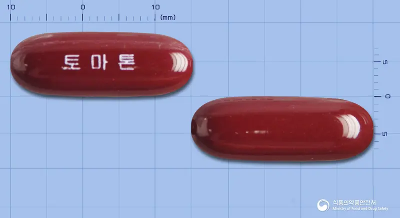 토마톤연질캡슐 앞뒤 사진 (갈색 캡슐, 각인 토마톤)