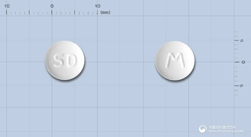 에카맥정 앞뒤 사진 (흰색 원형, 각인 SD / M)