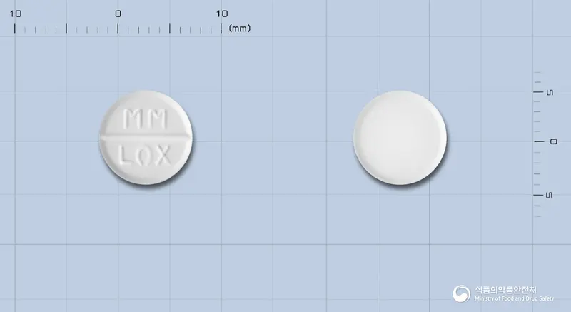 명문록소프로펜정(록소프로펜나트륨수화물) 앞뒤 사진 (흰색 원형, 각인 MM LOX)
