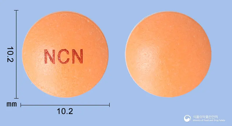 뉴카나정(칼리디노게나제) 앞뒤 사진 (주황색 원형, 각인 NCN)
