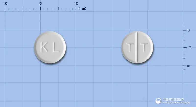 라미핀정(테르비나핀염산염) 앞뒤 사진 (흰색 원형, 각인 KL / T T)