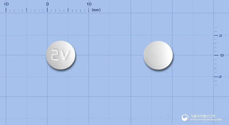 대원아스피린하트정100mg(아스피린) 앞뒤 사진 (흰색 원형, 각인 2V)