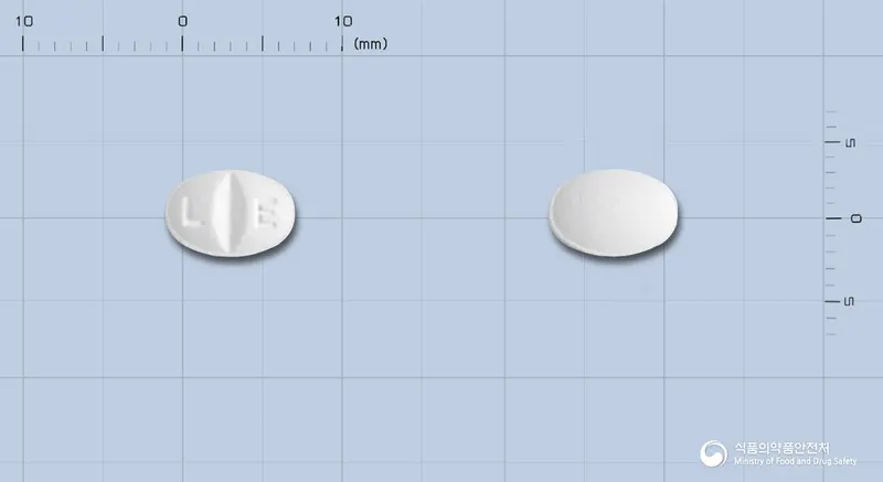 럭스푸람정(에스시탈로프람옥살산염) 앞뒤 사진 (흰색 타원형, 각인 L E)