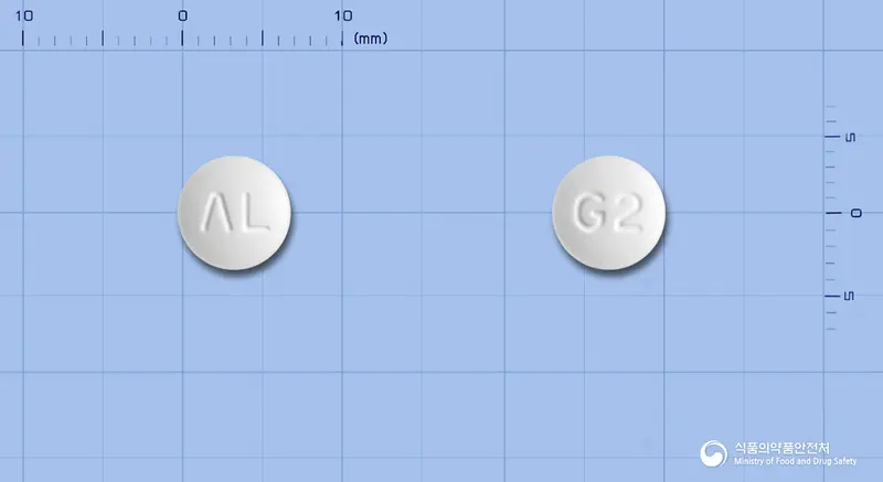 이르소딘정(이르소글라딘말레산염) 앞뒤 사진 (흰색 원형, 각인 ΛL / G2)