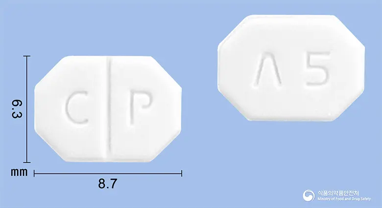 씨엠지암로디핀정5mg(암로디핀베실산염) 앞뒤 사진 (흰색 팔각형, 각인 C P / Λ5)