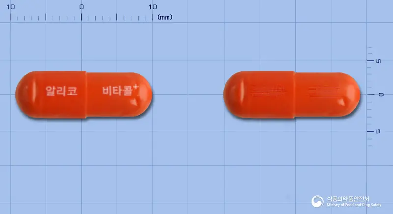 비타엔콜플러스캡슐 앞뒤 사진 (주황색 캡슐, 각인 알리코 비타콜+)