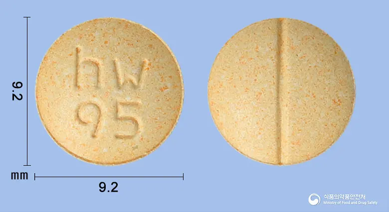 독시정(독시사이클린수화물) 앞뒤 사진 (노란색 원형, 각인 hw95)