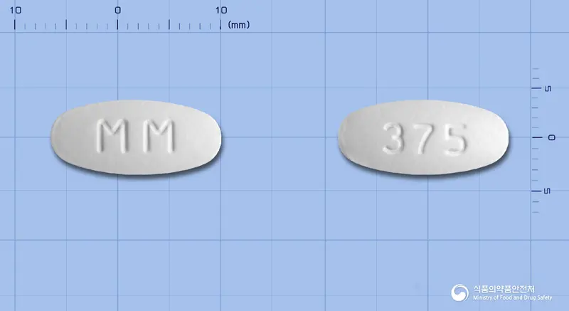 명문아모클란정375mg(아목시실린수화물·클라불란산칼륨(2:1)) 앞뒤 사진 (흰색 타원형, 각인 MM / 375)