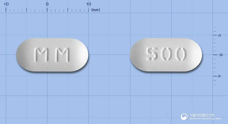 명문아모클란듀오정500mg(아목시실린수화물·클라불란산칼륨(7:1)) 앞뒤 사진 (흰색 장방형, 각인 MM / 500)