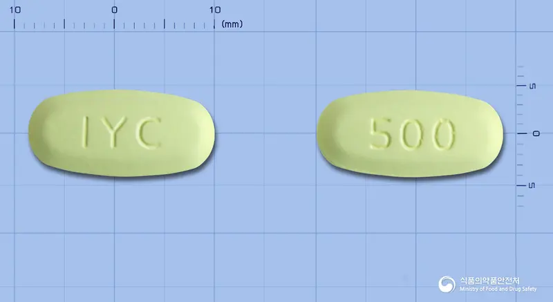 클래팍신정500mg(클래리트로마이신) 앞뒤 사진 (연두색 타원형, 각인 IYC / 500)