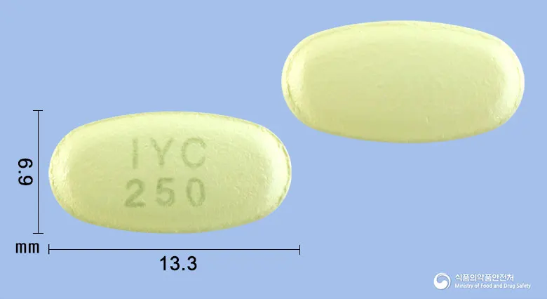 클래팍신정 250mg(클래리트로마이신) 앞뒤 사진 (연두색 타원형, 각인 IYC250)