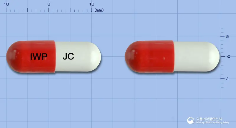 진탁콜캡슐 앞뒤 사진 (빨간색 캡슐, 각인 IWP JC)