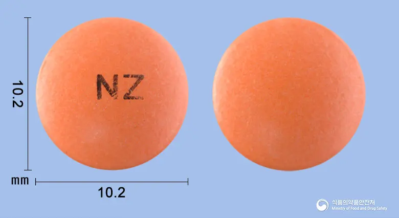 칼러제정(칼리디노게나제) 앞뒤 사진 (분홍색 원형, 각인 NZ)