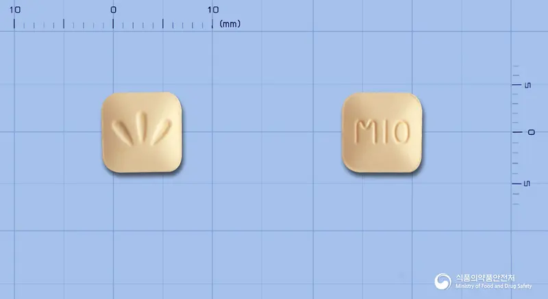루이카정10밀리그램(몬테루카스트나트륨) 앞뒤 사진 (주황색 사각형, 각인 M10)