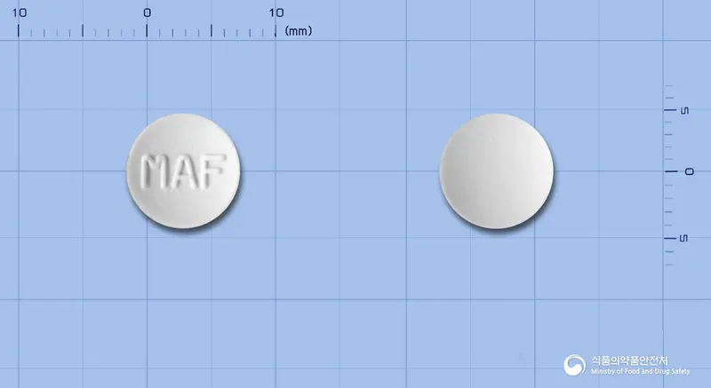 마그밀에스정(산화마그네슘) 앞뒤 사진 (흰색 원형, 각인 MAF)