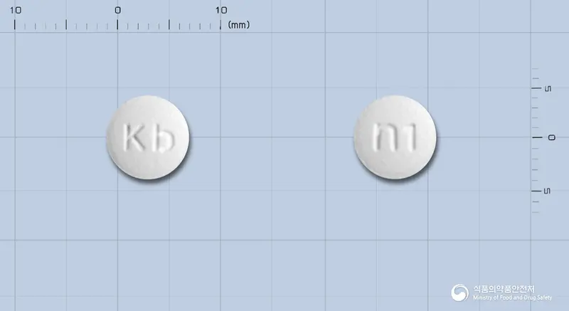 엔클로페낙정(아세클로페낙) 앞뒤 사진 (흰색 원형, 각인 Kb / n1)