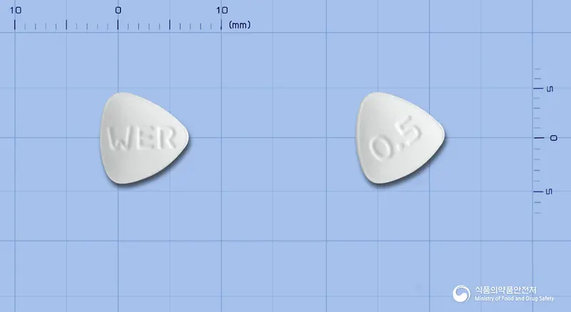 엔테비르정0.5mg(엔테카비르) 앞뒤 사진 (흰색 삼각형, 각인 WER / 0.5)