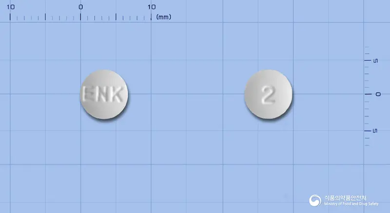 이르딘정2밀리그램(이르소글라딘말레산염) 앞뒤 사진 (흰색 원형, 각인 ENK / 2)