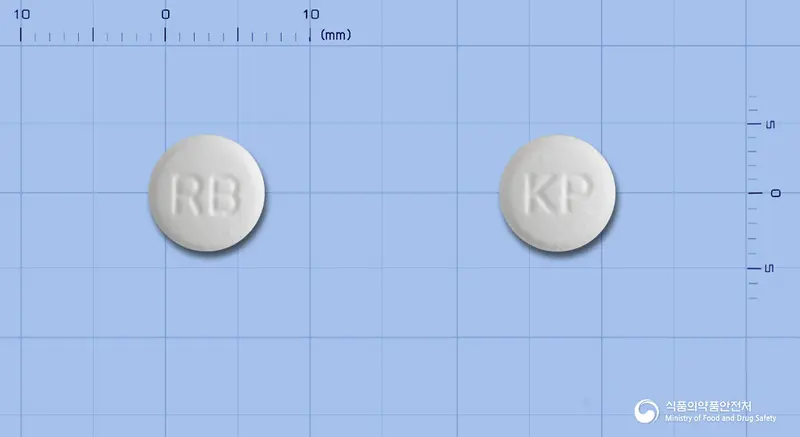 파마레바미피드정 앞뒤 사진 (흰색 원형, 각인 RB / KP)