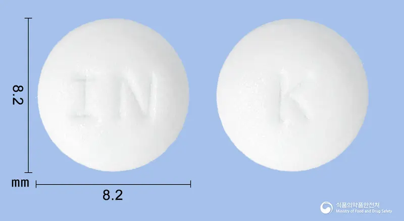 칼리게나정(칼리디노게나제) 앞뒤 사진 (흰색 원형, 각인 IN / K)