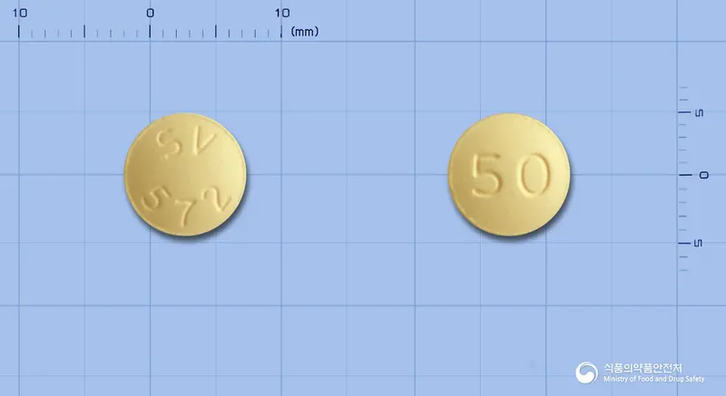 티비케이정50밀리그램(돌루테그라비르나트륨) 앞뒤 사진 (노란색 원형, 각인 SV572 / 50)