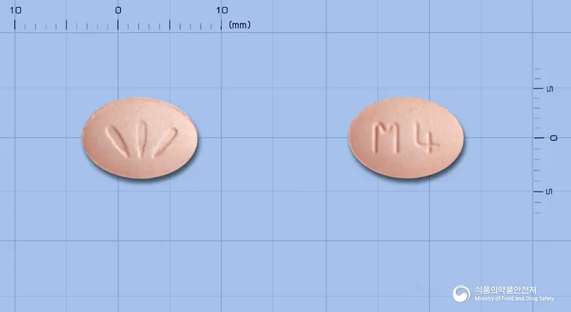 루이카츄정4밀리그램(몬테루카스트나트륨) 앞뒤 사진 (분홍색 타원형, 각인 M4)