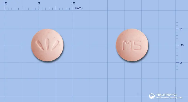 루이카츄정5밀리그램(몬테루카스트나트륨) 앞뒤 사진 (분홍색 원형, 각인 M5)
