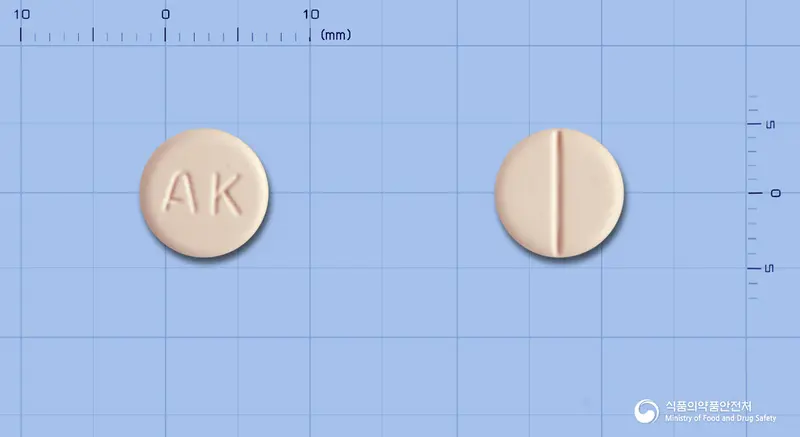안토라제정(스트렙토키나제·스트렙토도르나제) 앞뒤 사진 (분홍색 원형, 각인 AK)