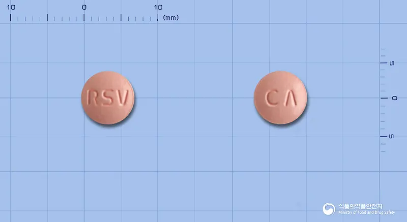 슈바스타정(로수바스타틴칼슘) 앞뒤 사진 (분홍색 원형, 각인 RSV / CΛ)