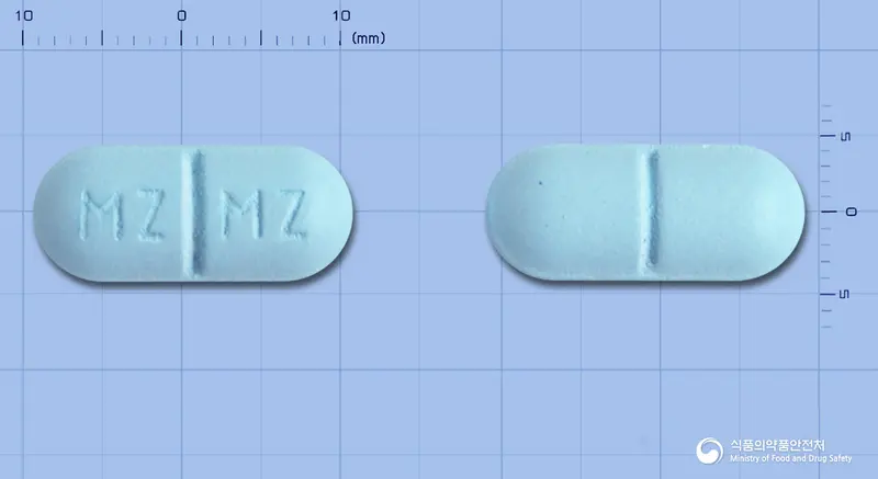 레돌민정 앞뒤 사진 (파란색 장방형, 각인 MZ MZ)