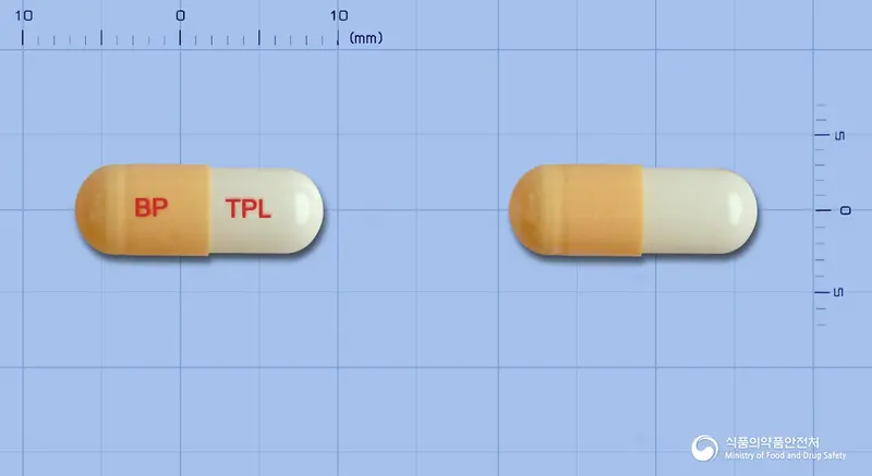 티피로신캡슐(탐스로신염산염) 앞뒤 사진 (주황색 캡슐, 각인 BP TPL)