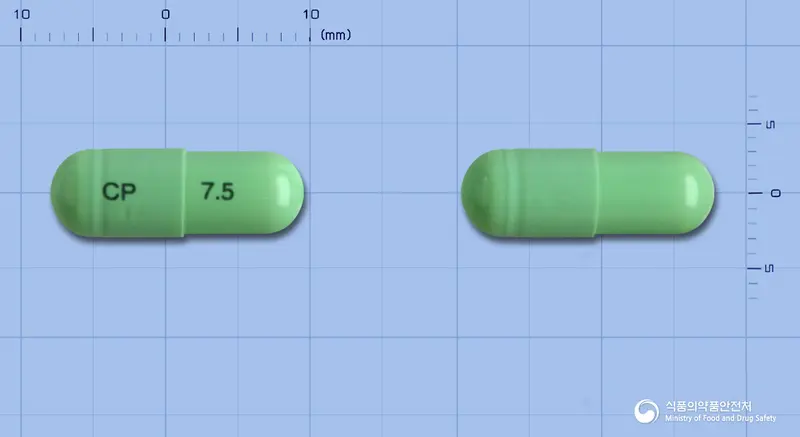 씨엠지멜록시캄캡슐7.5mg 앞뒤 사진 (연두색 캡슐, 각인 CP 7.5)