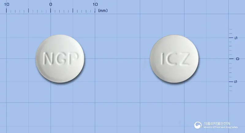 이트코젠정(이트라코나졸고체분산체) 앞뒤 사진 (흰색 원형, 각인 NGP / ICZ)