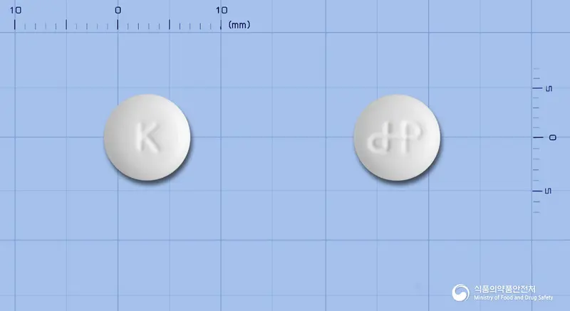 카루나딜정50단위(칼리디노게나제) 앞뒤 사진 (흰색 원형, 각인 K)