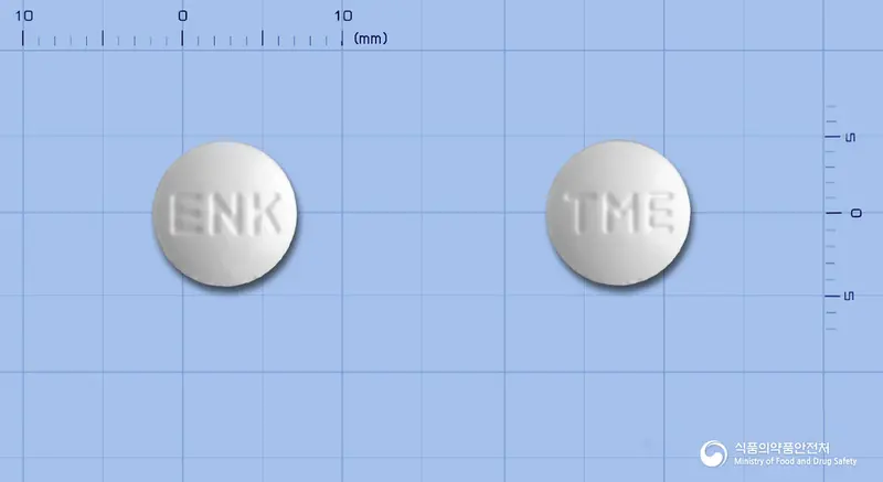 트리멘정(트리메부틴말레산염) 앞뒤 사진 (흰색 원형, 각인 ENK / TME)