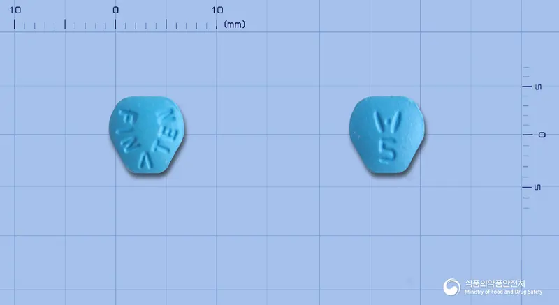 피나텐정5mg(피나스테리드) 앞뒤 사진 (파란색 기타, 각인 FINΛTEN / 5)