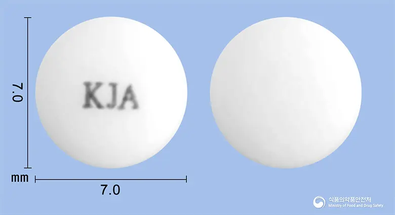 국제아스피린장용정100mg 앞뒤 사진 (흰색 원형, 각인 KJA)