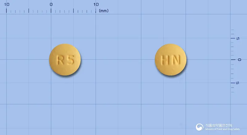 로스토정5밀리그램(로수바스타틴칼슘) 앞뒤 사진 (주황색 원형, 각인 R5 / HN)