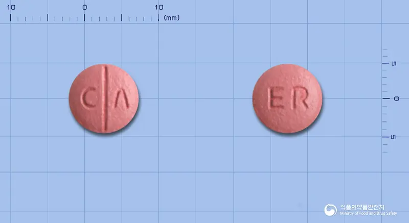 에로스트-에이정(건조레드클로버엑스) 앞뒤 사진 (분홍색 원형, 각인 C Λ / ER)