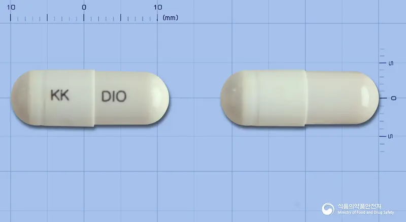 디소론캡슐(디오스민) 앞뒤 사진 (흰색 캡슐, 각인 KK DIO)
