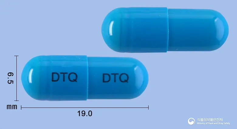 덴티큐어캡슐 앞뒤 사진 (파란색 캡슐, 각인 DTQ DTQ)