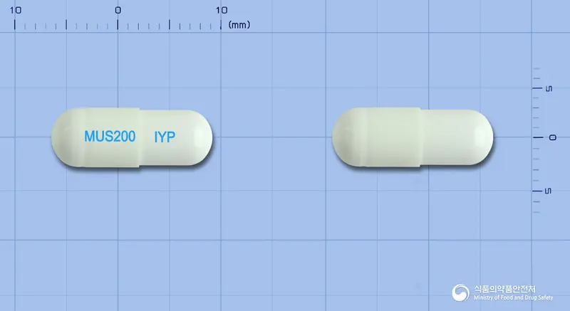 뮤스타캡슐200mg(아세틸시스테인) 앞뒤 사진 (흰색 캡슐, 각인 MUS200 IYP)