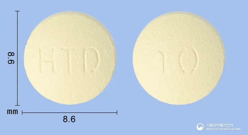 알쯔페질정10mg(도네페질염산염일수화물) 앞뒤 사진 (노란색 원형, 각인 HTD / 10)