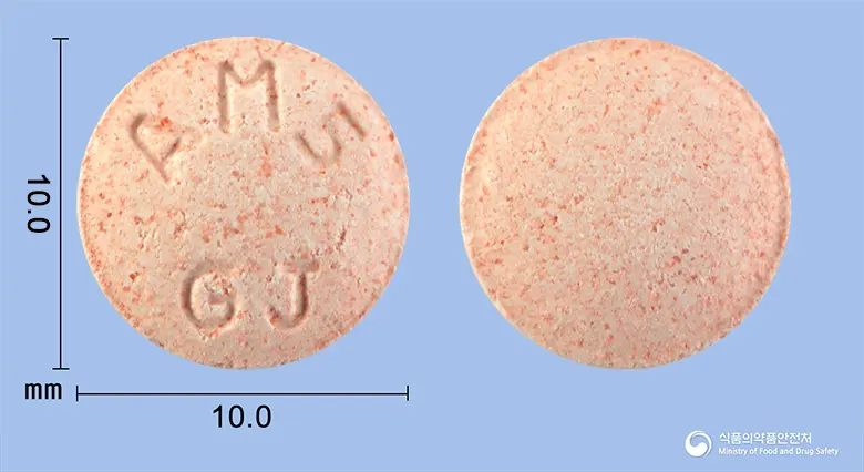 알러몬트츄정5mg(몬테루카스트나트륨) 앞뒤 사진 (분홍색 원형, 각인 AM5GJ)