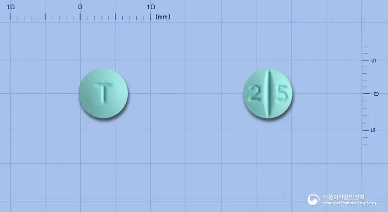 명인트라조돈염산염정25mg 앞뒤 사진 (파란색 원형, 각인 T / 2 5)