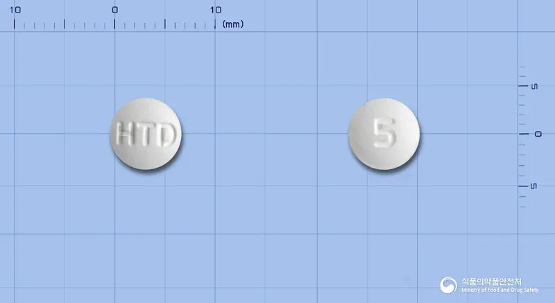 알쯔페질정5mg(도네페질염산염일수화물) 앞뒤 사진 (흰색 원형, 각인 HTD / 5)
